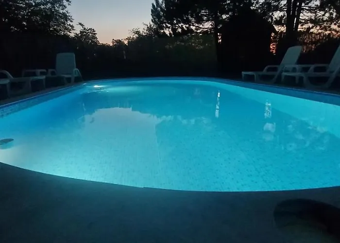 펜션 Pool House 수보티차